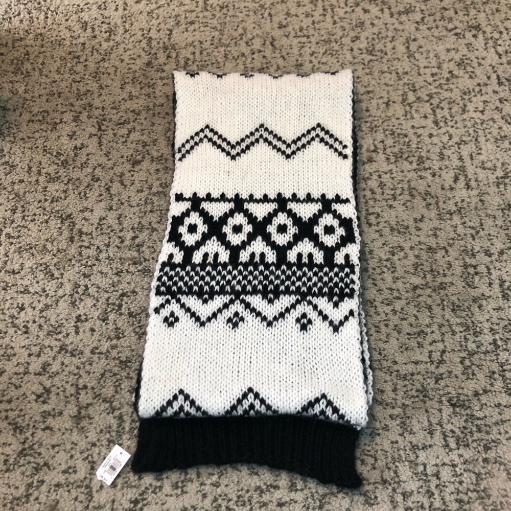 Old Navy White & Black Print Knitted Scarf